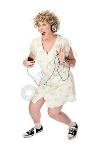 有趣的女人挥舞着音乐播放器图片