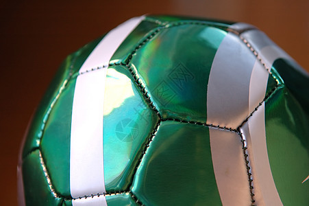 足球球踢球皮革竞赛运动曲线活动闲暇白色游戏绿色背景图片