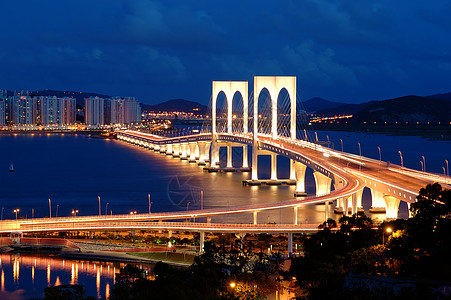 桥之夜大都市地标建筑货车灯光海洋游客灯柱中心蓝色图片