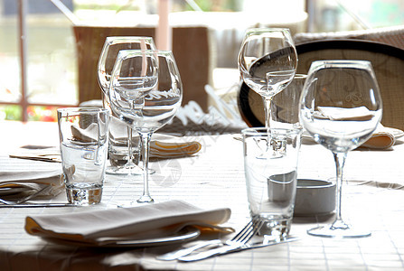 餐厅的玻璃杯在桌子上供餐图片