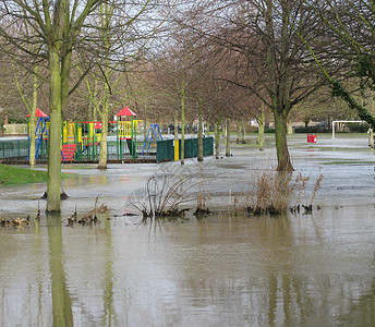 洪水泛滥的玩耍区图片