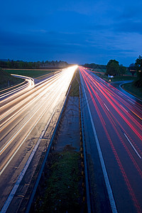 汽车在高速公路上行驶的模糊旅行大灯车道运动驾驶交通白色红色速度技术图片