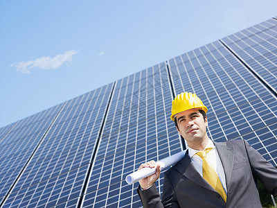 商务人士和太阳能电池板中年人发电站生态收藏家黑发男性商务套装蓝图太阳图片