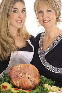 母亲和女儿一起做饭的镜头图片