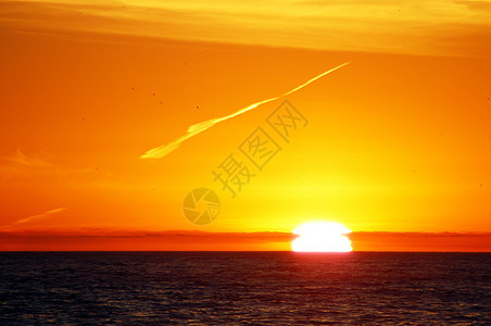 海滨日落海洋海浪日落环境浪漫天空阳光假期海滩阴影图片