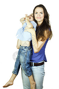 年轻母亲抱着一个尖叫儿童图片