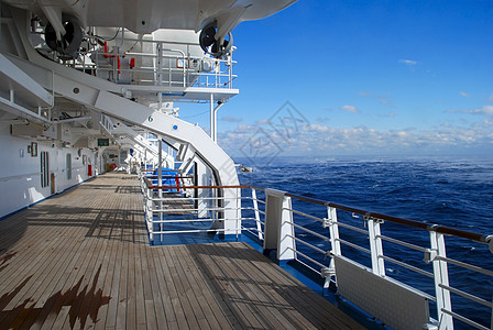 游游轮甲板天空航海运输木头假期柚木蓝色左舷右舷图片