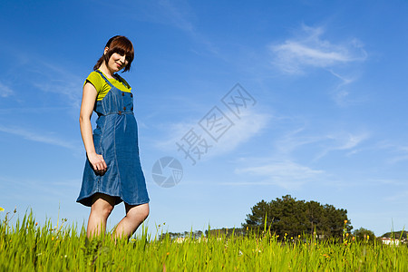 春妇女享受蓝色乐趣女性场地天空青年幸福微笑成人图片