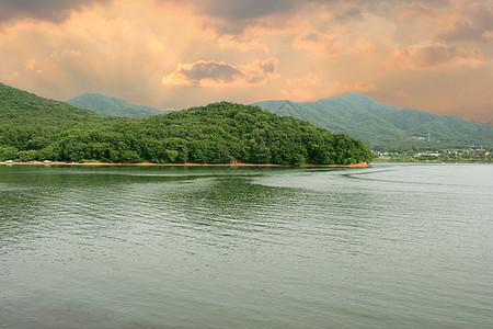 瓜川湖岩石蓝色阳光环境黑色灰色橙子红色太阳光线反射图片