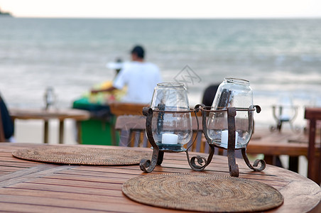 海滩上的表格海岸旅行酒吧木头餐具酒店热带桌子椅子餐厅图片