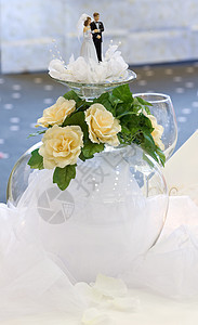 婚礼婚姻玩具玫瑰风格白色夫妻餐厅桌子新郎花束图片