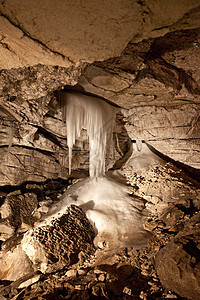 Kungur冰山洞中的石膏矿物地面柱子石头冒险旅行勘探资源地质学石窟图片