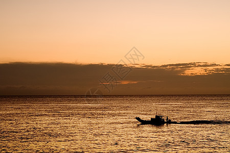 一艘在大洋中的船旅行海洋钓鱼日出海浪导航旅游阳光气氛航行图片