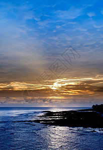海洋中美丽的日落天空戏剧性晴天海岸风景阳光太阳热带海浪天堂图片