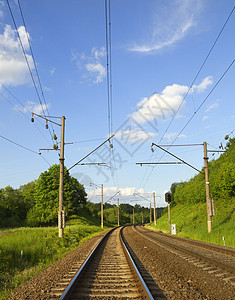 铁路危险蓝色森林火车栏杆旅行天空绿色运输螺栓图片