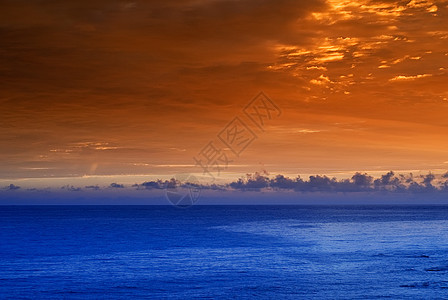 海洋中美丽的日落放松晴天天气地平线风景旅游蓝色太阳阳光海岸图片