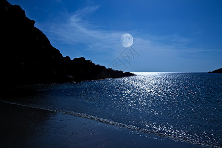 月光湾地平线海景旅行火花海浪月亮假期岩石月光反射图片
