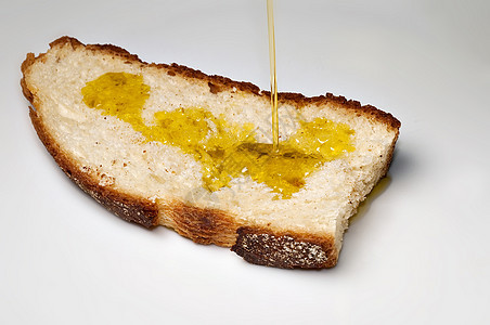 一块面包上的橄榄油背景图片