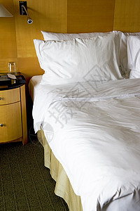 舒适的床铺床垫客人枕头家具旅行套房床头板旅游大号游客图片