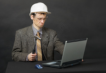 男子打算独立修理电脑图片