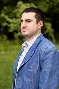 年轻人 一个肖像蓝色背景躯干强度生活方式夹克建筑彩色灯光黑发图片