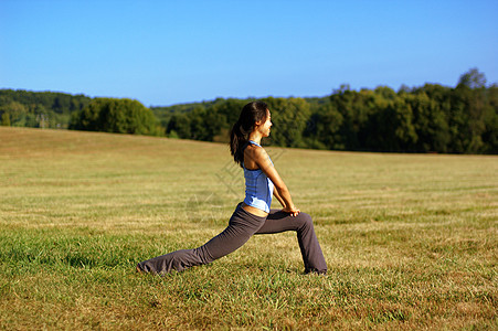 实地练瑜伽运动成人蓝色自由场地力量女性女孩草地公园图片