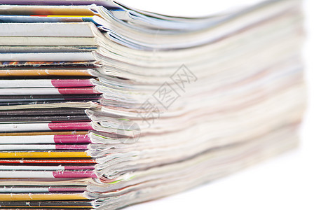 色彩多彩的杂志或文档堆栈  纸边背景日记写作打印文章出版物白色空白办公室广告教育图片