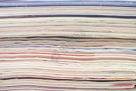 色彩多彩的杂志或文档堆栈  纸边背景学习出版物工作簿教育办公室教科书日记笔记本文章桌子图片