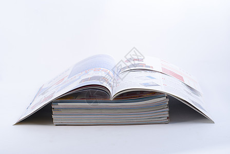 色彩多彩的杂志或文档堆栈  纸边背景打印白色广告笔记本教科书桌子文章出版物教育草图图片
