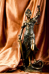 司法古老雕像美丽法庭女性命令天空青铜黄铜眼罩手势女士图片