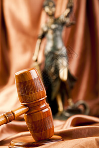 铁锤和法律之神命令眼罩女士法官律师手势天空锤子雕像智慧图片