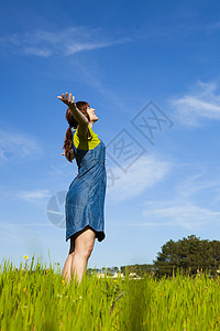 免费护理妇女女孩蓝色享受草地幸福天空公园青年乐趣场地图片