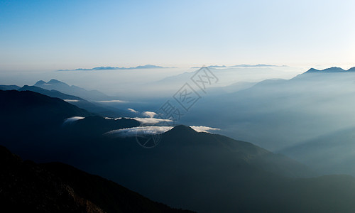 魔幻的晨云阴影爬坡天空顶峰环境旅行薄雾场景日出高山图片