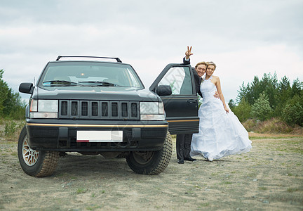 新婚快乐情侣在汽车附近道别高清图片