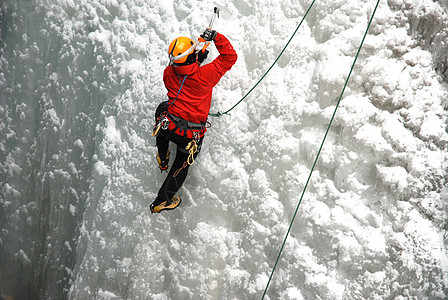 冰爬行者竞赛运动员冰爪行动竞争溪流白色登山男性危险图片