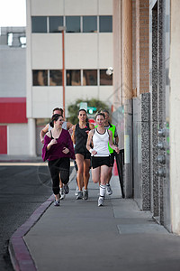 一群朋友在市区跑来跑去训练反射团体筒袜人行道短裙运动乐趣女性网球图片