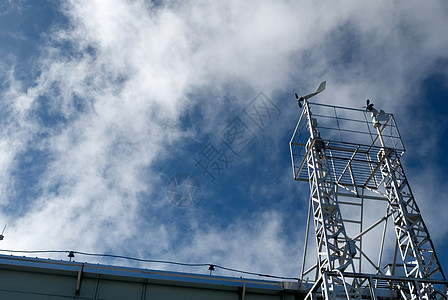 蓝色天空的显影镜指标乐器金属气候天气气象技术空气测量锥体图片
