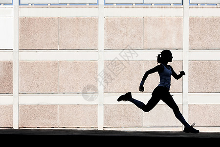 身体健康的妇女跑去运动剪影力量停车场步幅活力速度棕褐色训练网球女性图片