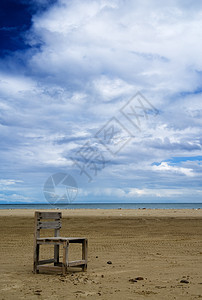 沙滩上一张椅子海景风景场地蓝色阳光海浪晴天热带天空寂寞图片