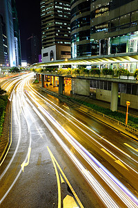 夜间在市中心交通汽车车辆速度驾驶场景运动运输摩天大楼公共汽车街道图片