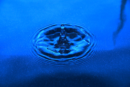 水喷水飞溅蓝色反射雨滴气泡海浪戒指床单行动液体图片