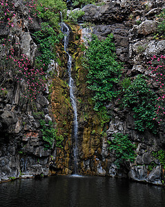 黑堡垒岩石的瀑布图片