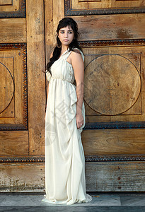 漂亮的年轻女孩 穿着轻光的礼服 浪漫风格福利裙子女士古风历史大理石女性建筑学帝国白色图片