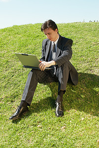 一个在笔记本电脑上 以某种性质离开办公室的商务人士图片