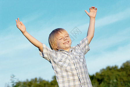 手伸向天上的小男孩胜利感激男生居住上帝饶恕精神一体性童年祷告图片