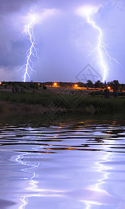 雷暴活力收费闪光闪电下雨蓝色螺栓罢工天空力量图片