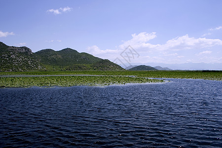 山边欧洲湖的古德光环全景象图片