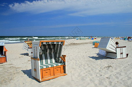 海滩上的威克椅子假期天堂娱乐海岸线天气闲暇沙发旅游旅行支撑图片