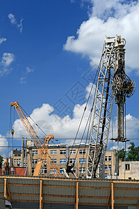 建筑工地绳索天空电缆气锤机器黄色圆圈起重机金属龙门架图片
