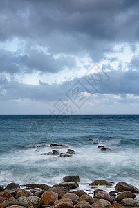 岩石海岸和美丽云彩的风景假期支撑海浪冲浪海岸线日出天堂海洋地平线石头图片